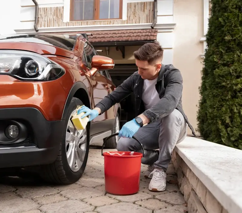 Lavage auto à domicile Bolandoz : professionnel intervenant sur un véhicule